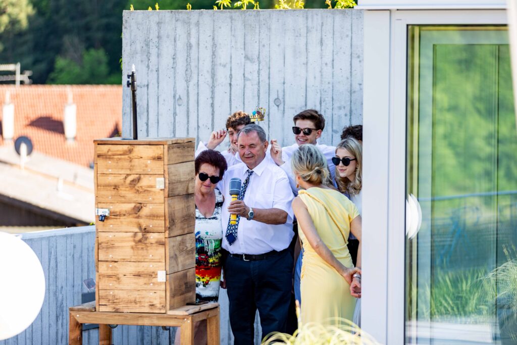 Ein Erlebnis für jung und alt: unsere Altholz-Fotobox!